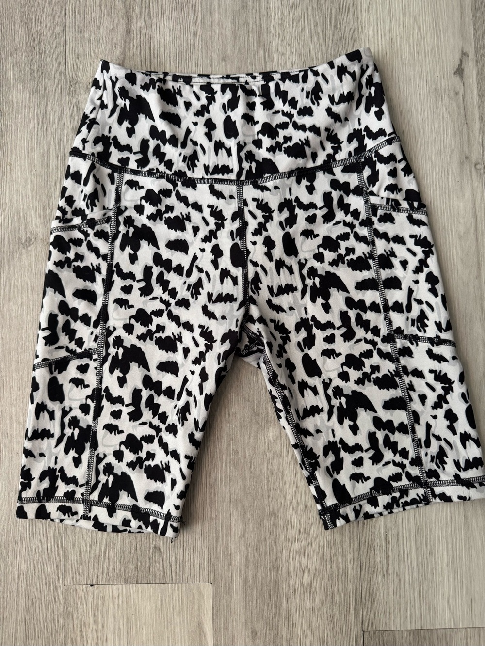 A Core Black And White Leopard Animal Active Wear Bike Shorts Side Pockets Small